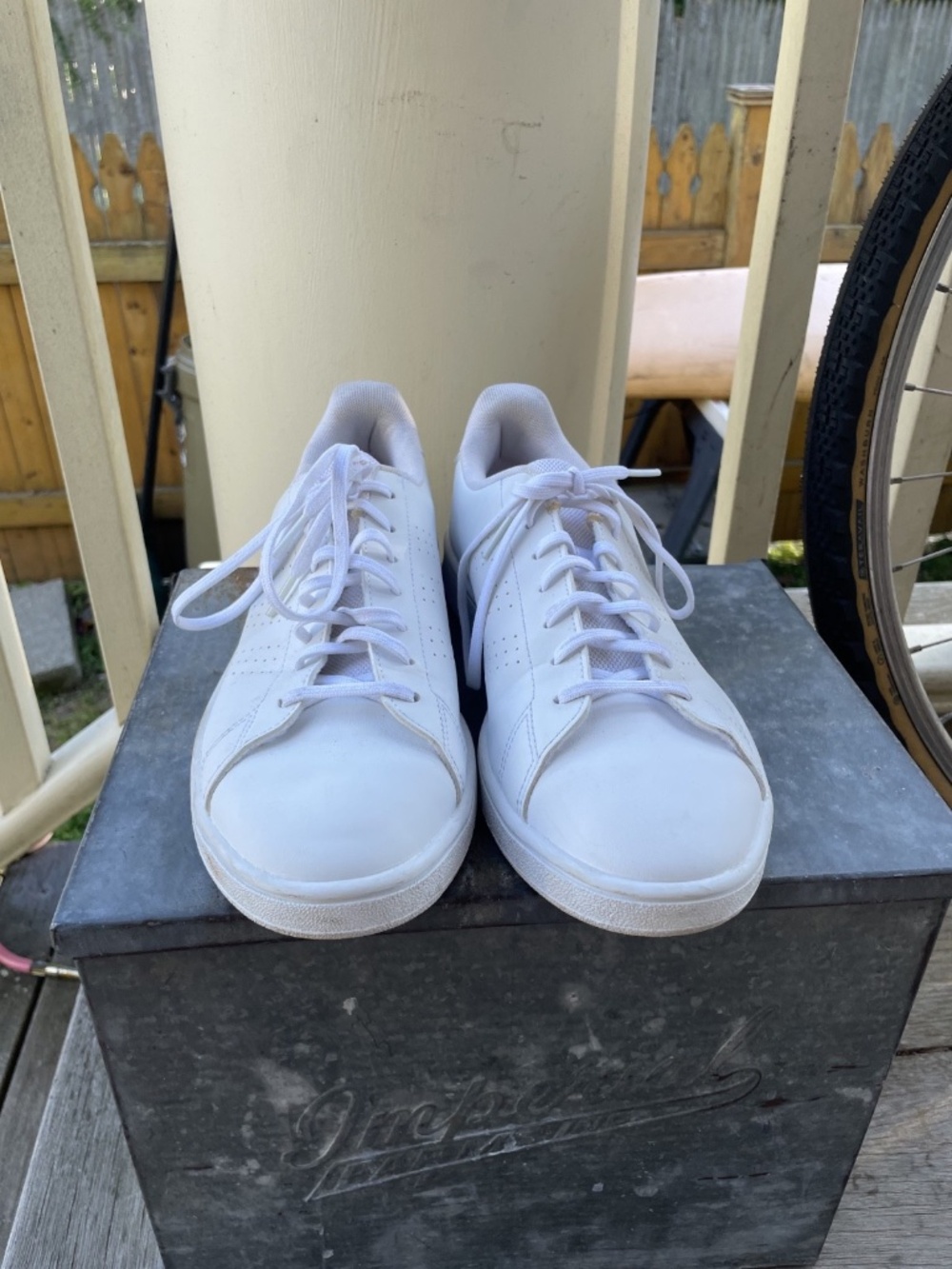 Women's Adidas Advantage white tennis-inspired Sneakers Size 10 - Picture 2 of 5